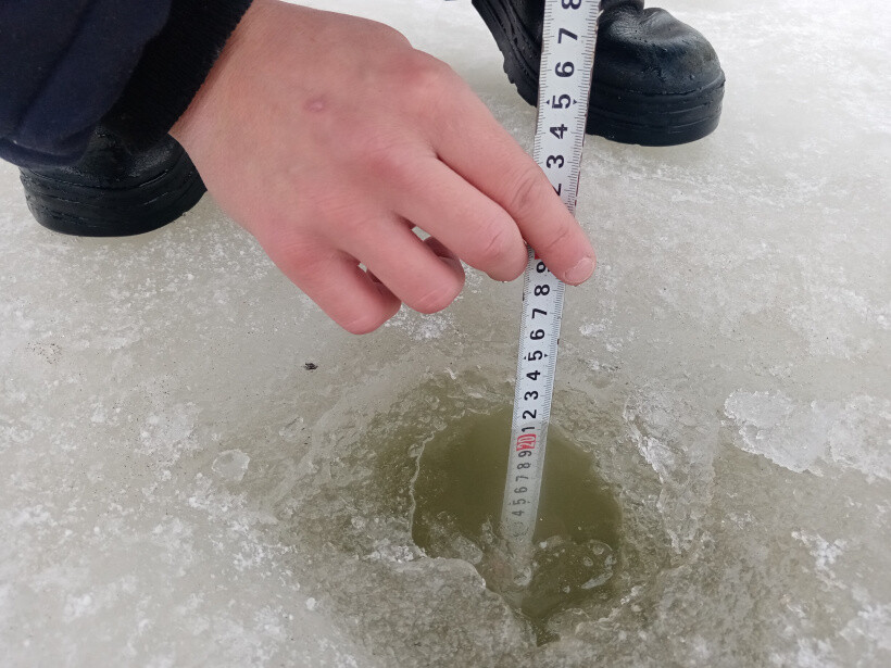 Подмосковные спасатели провели замеры толщины льда в регионе