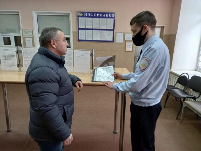 Заместитель председателя Общественного совета при МУ МВД России «Ногинское» посетил отдел по вопросам миграции