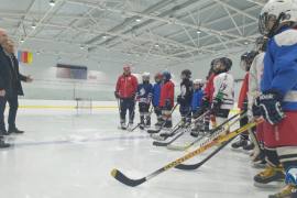 Богородские партийцы вручили воспитанникам школы хоккея спортивный инвентарь