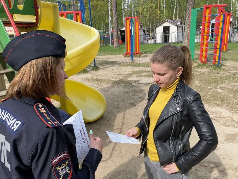 В Ногинске сотрудники Госавтоинспекции проводят беседы на детских площадках