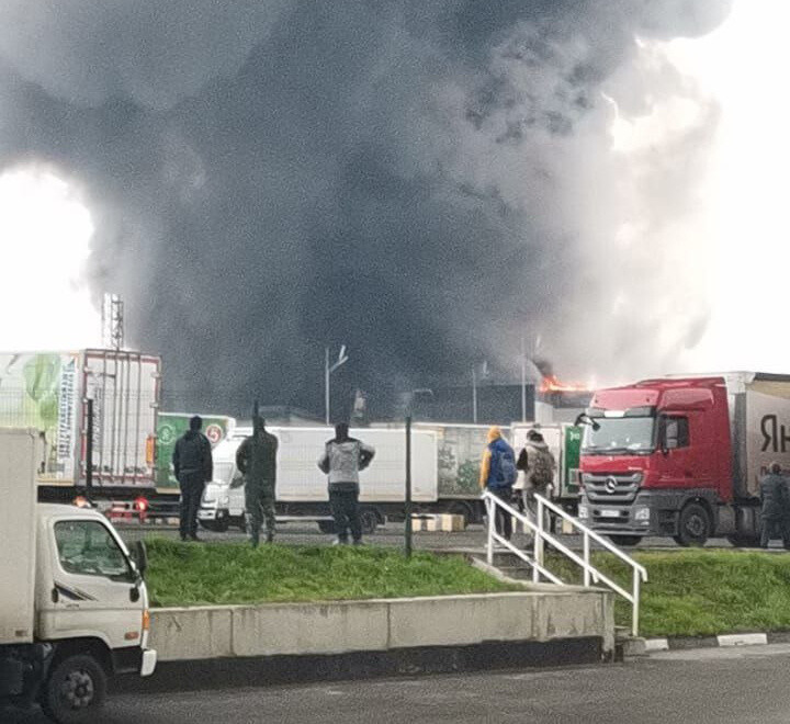 Пожар охватил складские помещения, расположенные на 58-м километре Горьковского шоссе
