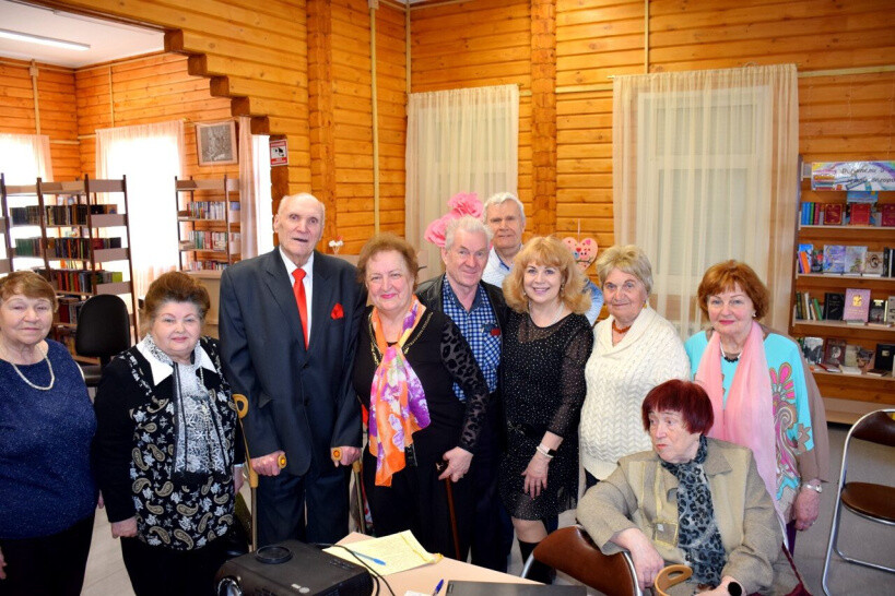 Ветераны педагогического труда и любители поэзии побывали в библиотеке деревни Починки