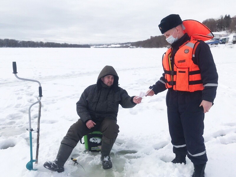 Спасатели предупреждают: лед на водоемах начал таять