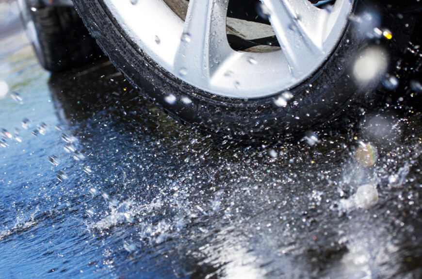 Как правильно управлять машиной на мокрой и скользкой дороге?