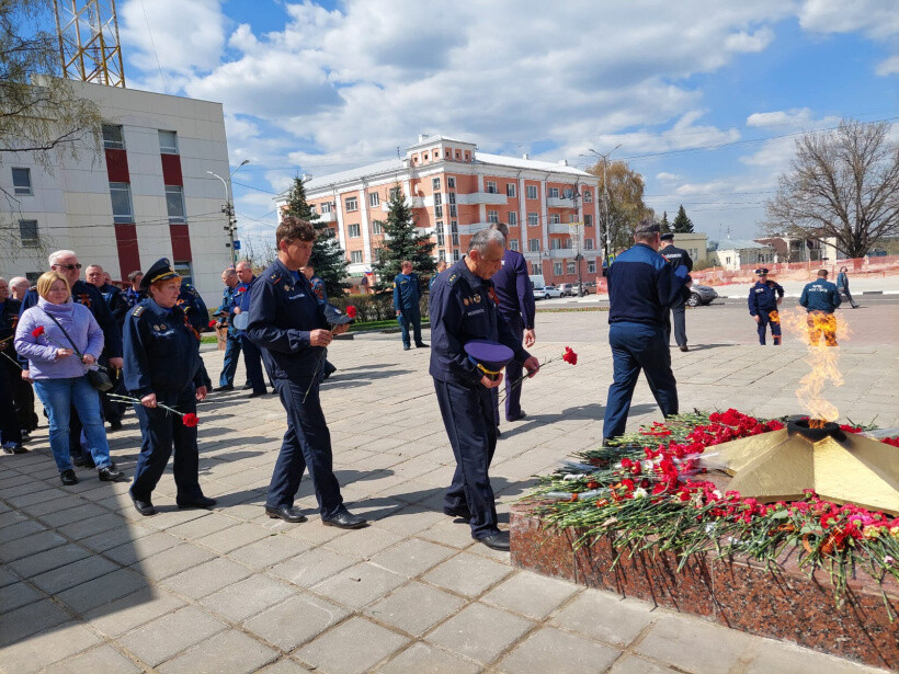 Пожарные и спасатели возложили цветы к Вечному огню в Ногинске