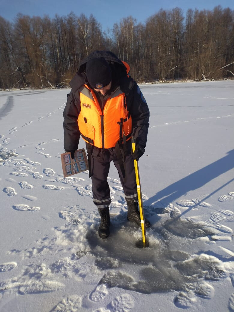 Спасатели ГКУ МО «Мособлпожспас» выявили водоемы с опасной толщиной льда