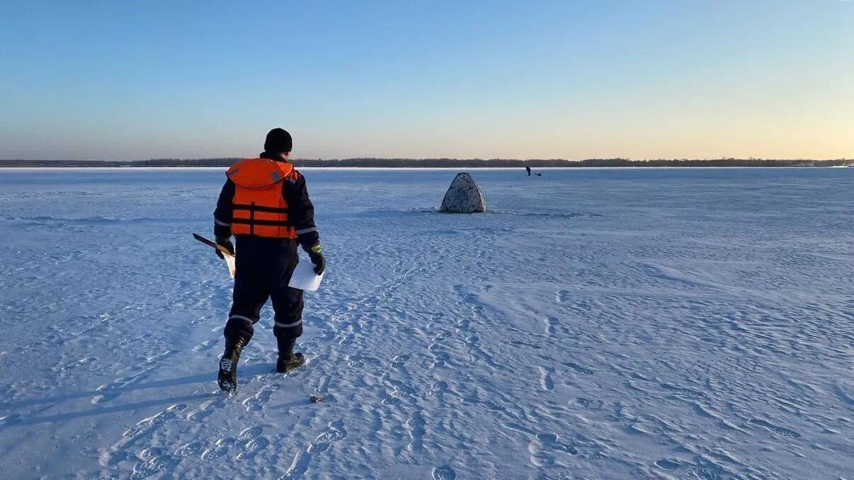 Спасатели Мособлпожспаса предупреждают, что выход на лед Клязьмы опасен
