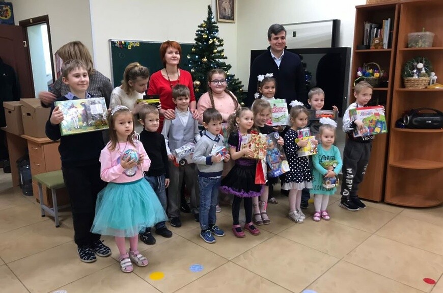 Молодогвардейцы Подмосковья поддержали акцию «Подари мечту» и приобрели подарки для детей из Ногинска и Черноголовки