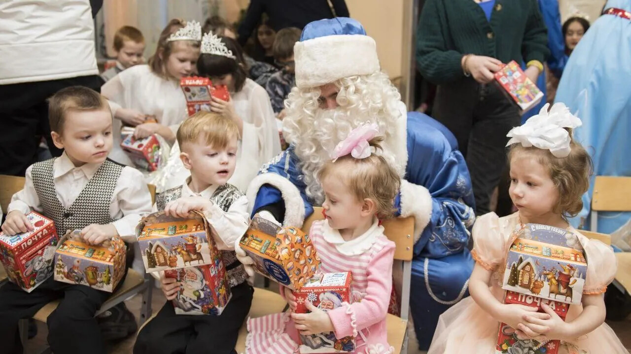 Весёлый праздник детям из социального центра подарили активисты «Молодой Гвардии Единой России»