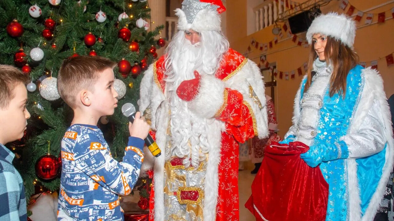 Депутат Госдумы Александр Толмачёв узнал на собственном опыте, что быть Дедом Морозом совсем не легко