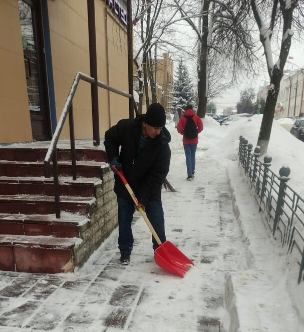 Сотрудники Управления по вопросам потребительского рынка и услуг Богородского округа участвуют в акции по уборке снега